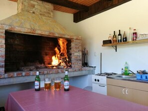 Fridge, microwave, oven, cookware/dishes/utensils - mit Garten, Grill und Terrasse by Interhome (Rudanovac)