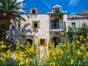 Exterior - Anwesen mit Blick auf das Wasser by Interhome (Podgora)