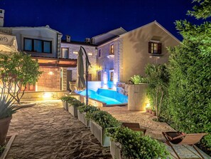 A heated pool - Ferienvilla "Laurus" mit Blick auf das Wasser by Interhome (Brač/Sumartin)