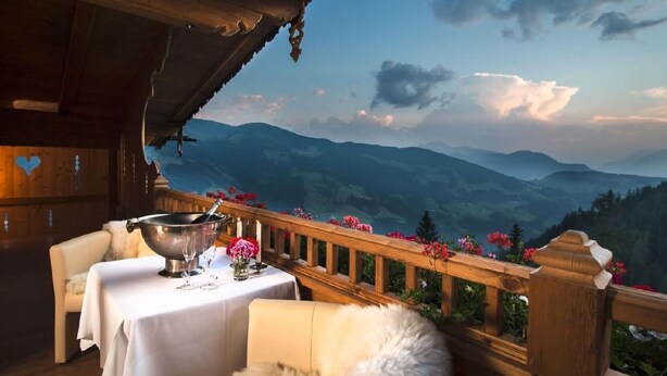 Ein Essbereich mit Tisch für zwei Personen, mit Blick auf eine Berglandschaft.