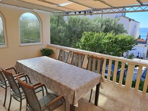 Outdoor dining - "Apartment Mate 1" am Strand by Interhome (Brač/Bol)