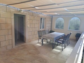 Outdoor dining - "Apartment Mate 1" am Strand by Interhome (Brač/Bol)
