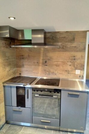 Kjøleskap, ovn og kjøkkenutstyr