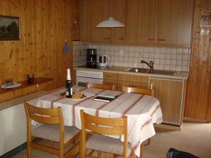 Fridge, oven, cookware/dishes/utensils - Chalet Bärli by Interhome (Fiesch)