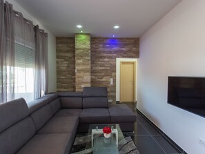TV - Moderne ap. 2 mit Pool und Grill in der Nähe von Split und Trogir by Interhome (Kaštel Lukšić)