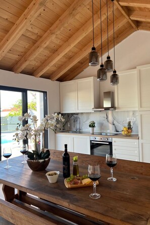 Fridge, microwave, oven, dishwasher - Moderne Meerblick ap.1 mit Pool und Terrasse bbq in der Nähe von Split Trogir by Interhome (Kaštel Lukšić)