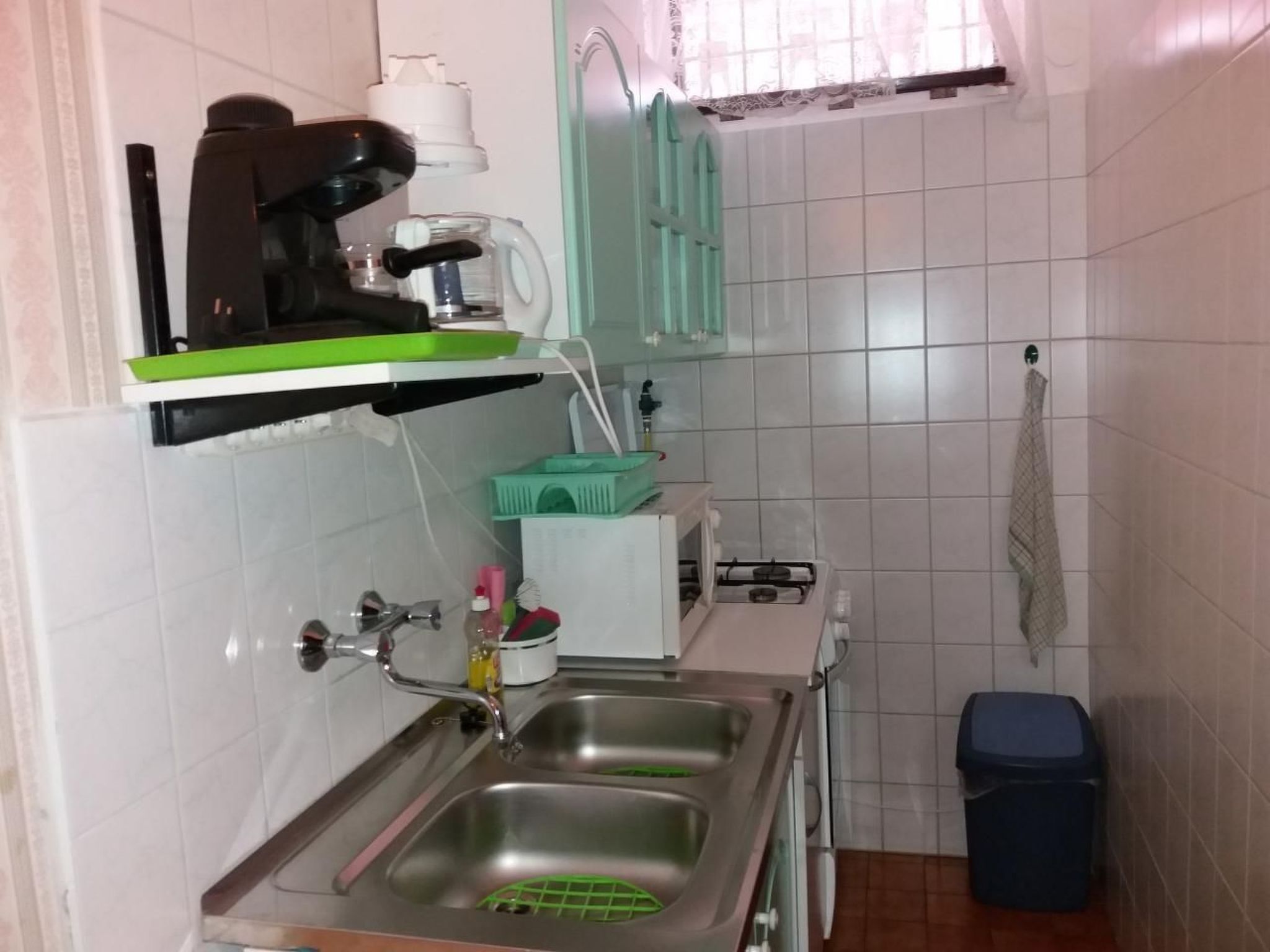 Réfrigérateur, micro-ondes, batterie de cuisine, vaisselle et ustensiles