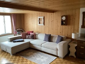 TV - Mannried 2 1/2-Zimmerwohnung "Rustikal" by Interhome (Zweisimmen)