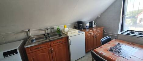 Kühlschrank, Mikrowelle, Ofen, Kochgeschirr/Geschirr/Besteck