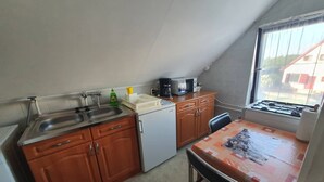 Kühlschrank, Mikrowelle, Ofen, Kochgeschirr/Geschirr/Besteck