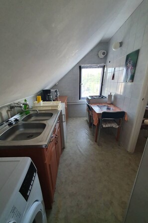 Fridge, microwave, oven, cookware/dishes/utensils - Wohnung in Fonyód mit Grill und Garten by Interhome (Fonyód)