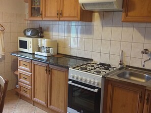 Kühlschrank, Mikrowelle, Kochgeschirr/Geschirr/Besteck
