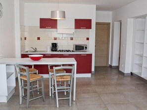 Fridge, microwave, dishwasher, cookware/dishes/utensils - 'Marea Bilo de luxe by Interhome (Moriani-Plage)