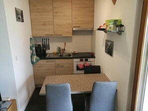 Kühlschrank, Mikrowelle, Ofen, Kochgeschirr/Geschirr/Besteck