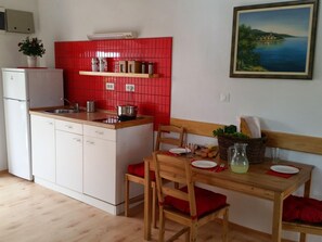 Fridge, microwave, cookware/dishes/utensils - Charmantes Steinhaus mit Pool und Panoramablick by Interhome (Brač/Bobovišća na Moru)