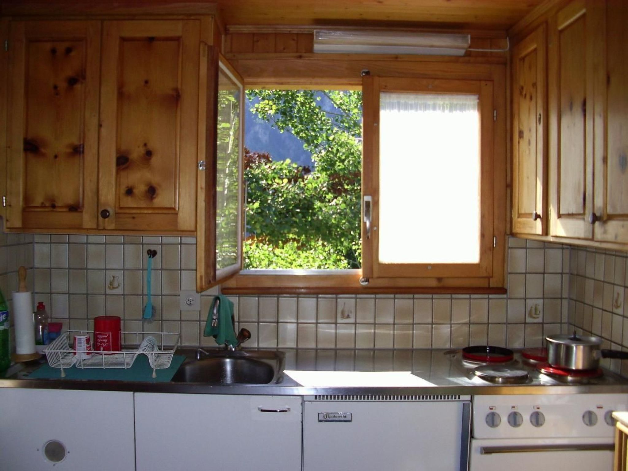 Réfrigérateur, four, batterie de cuisine, vaisselle et ustensiles