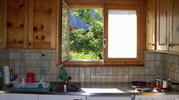 Réfrigérateur, four, batterie de cuisine, vaisselle et ustensiles