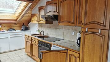 Kühlschrank, Ofen, Geschirrspüler, Kochgeschirr/Geschirr/Besteck