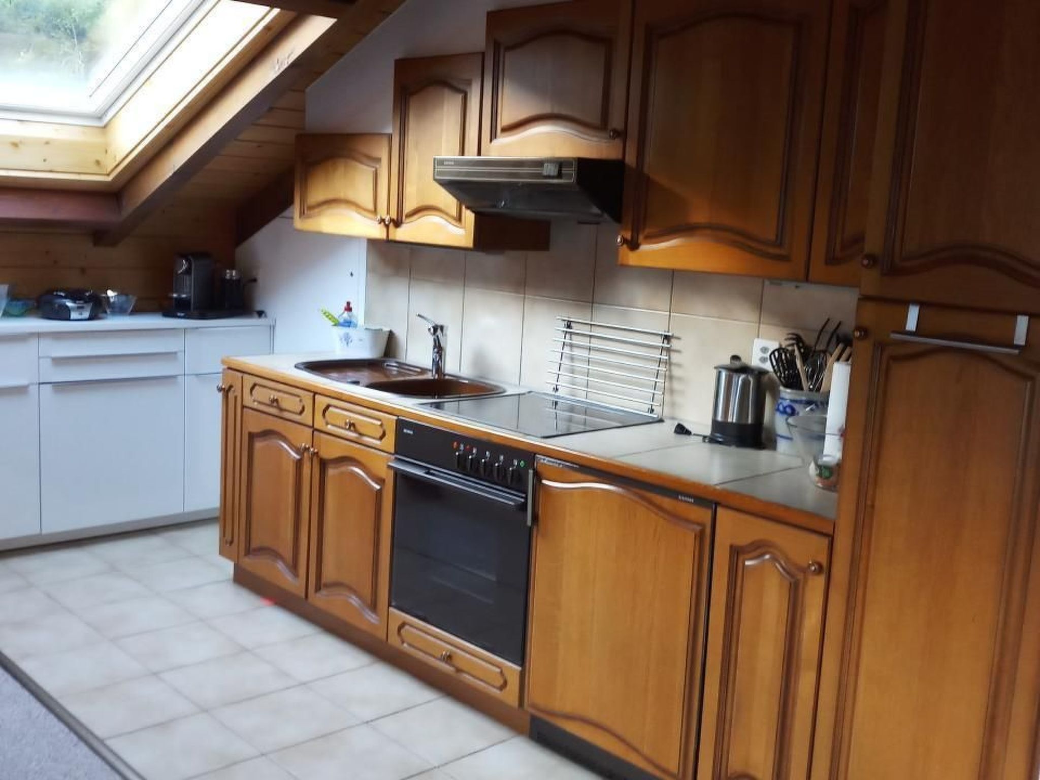 Fridge, oven, dishwasher, cookware/dishes/utensils