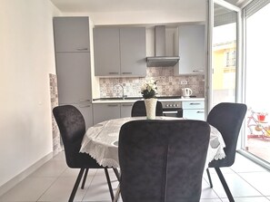 Kühlschrank, Ofen, Kochgeschirr/Geschirr/Besteck