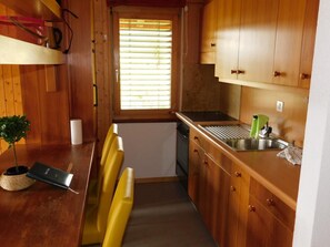 Kühlschrank, Ofen, Kochgeschirr/Geschirr/Besteck