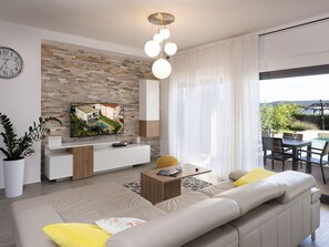 TV, fireplace - Villa "Lu-Ma" mit Blick auf das Wasser by Interhome (Donje Rastane)