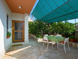 Outdoor dining - in Slatine mit Garten und Terrasse by Interhome (Trogir/Slatine)