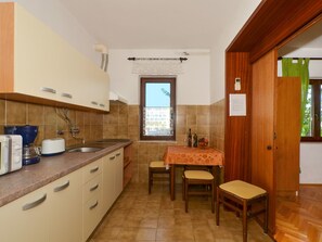 Fridge, microwave, cookware/dishes/utensils - in Slatine mit Garten und Terrasse by Interhome (Trogir/Slatine)
