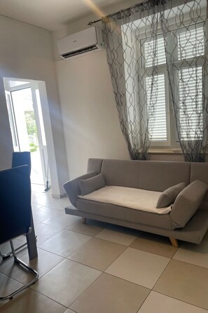 Living area - mit Blick auf das Wasser by Interhome (Rab/Lopar)