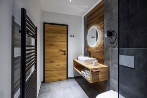 Douche, sèche-cheveux, serviettes fournies, savon