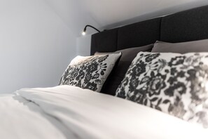 مكواة/لوح كي وسرير سفر وواي فاي مجانًا وملاءات أسرّة