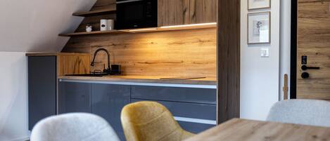 Fridge, microwave, stovetop, dishwasher