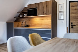 Réfrigérateur, micro-ondes, plaque de cuisson, lave-vaisselle