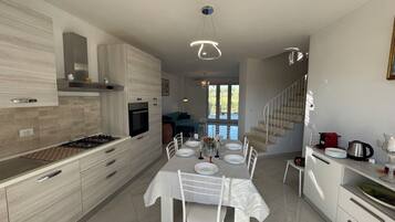 Fridge, oven, stovetop, coffee/tea maker