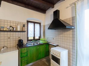 Kühlschrank, Mikrowelle, Ofen, Kochgeschirr/Geschirr/Besteck