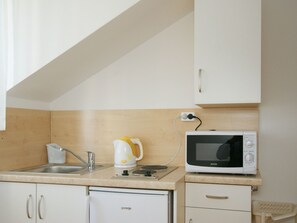 Fridge, microwave, cookware/dishes/utensils - Wohnung "Trio 13" by Interhome (Srima)