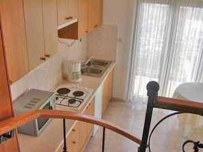 Kühlschrank, Mikrowelle, Geschirrspüler, Kochgeschirr/Geschirr/Besteck