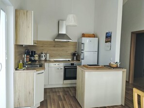 Refrigerador, horno, lavavajillas y utensilios de cocina 