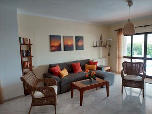 TV, fireplace, DVD player - Nettes Ferienhaus in Altura mit Gepflegtem Garten by Interhome (Altura)
