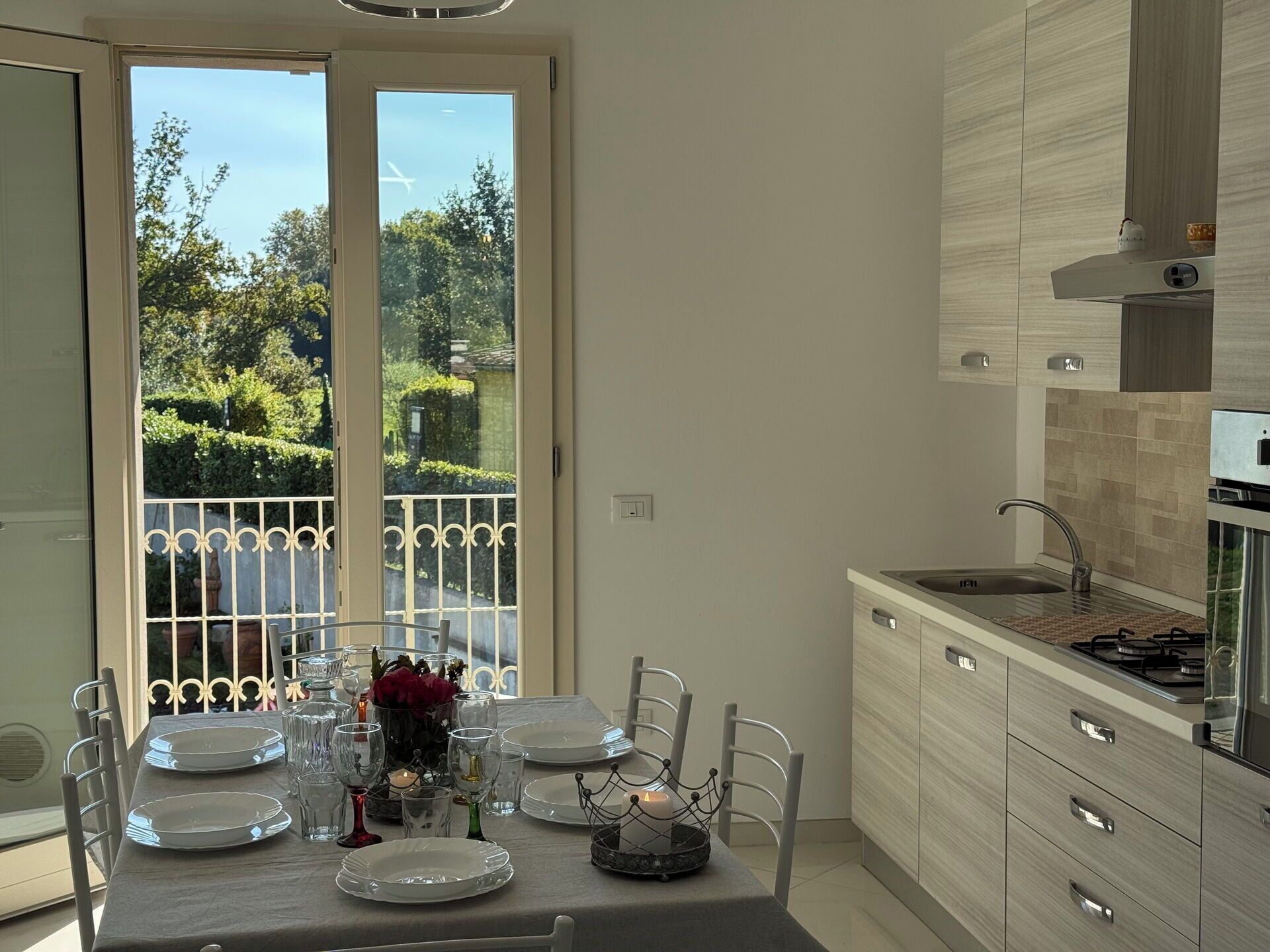 Fridge, oven, stovetop, coffee/tea maker