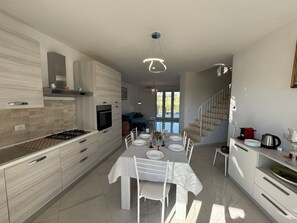 Fridge, oven, stovetop, coffee/tea maker