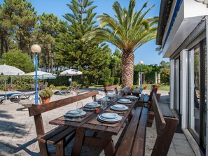 Outdoor dining - Villa das Palmeiras mit großem Schwimmbad by Interhome (Seixal)