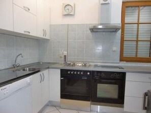Fridge, microwave, oven, dishwasher - Apartment OG by Interhome (Vir)