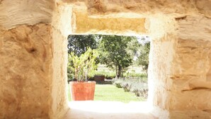 A stone-framed window with a view of a garden. - Am Fluss gelegenes Haus mit Galerieschlafplätzen by Interhome (Nin)