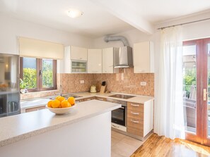 Fridge, microwave, oven, dishwasher - Ferienvilla 'Villa Dalmatica' in Split by Interhome (Podstrana)