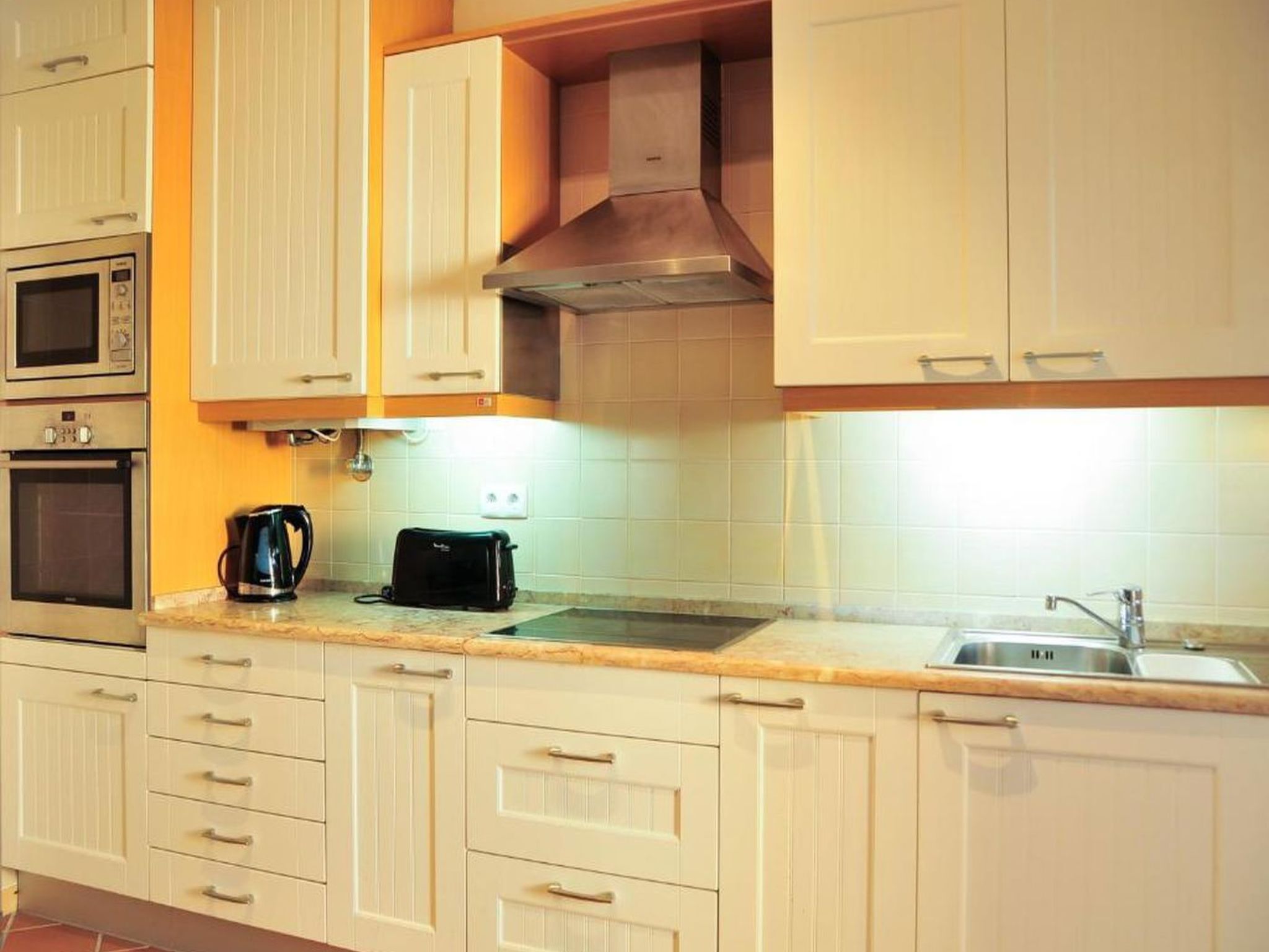 Kühlschrank, Mikrowelle, Ofen, Geschirrspüler