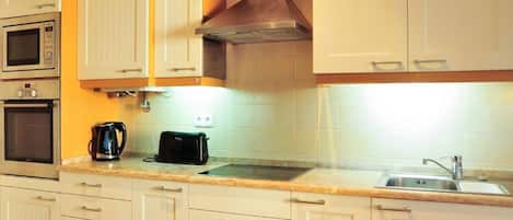 Kühlschrank, Mikrowelle, Ofen, Geschirrspüler
