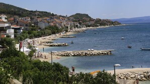 Une ville côtière dotée d’une plage, d’une côte rocheuse et de bâtiments situés le long du littoral.