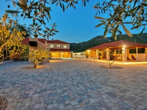 A heated pool - Ferienvilla "Nautica" mit Bergblick by Interhome (Prapatnica)
