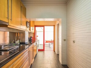Fridge, microwave, dishwasher, cookware/dishes/utensils - Wohnung mit Terrasse 100m vom Strand entfernt by Interhome (Gafanha da Encarnação)